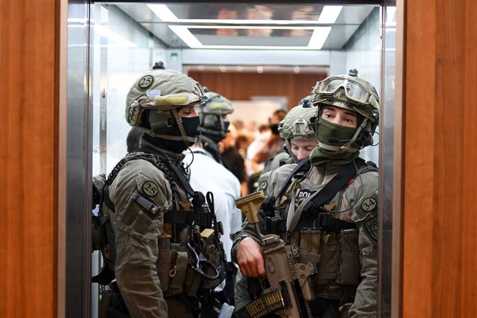 GSG-9-Polizisten in voller Montur im Fahrstuhl des Innenministeriums.