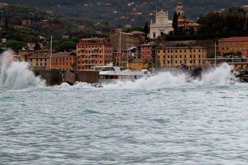 Wellen treffen auf das Ufer des Küstenortes. Die Schlechtwetterfront mit Starkregen und Sturmböen lähmt seit Tagen weite Teile Italiens.