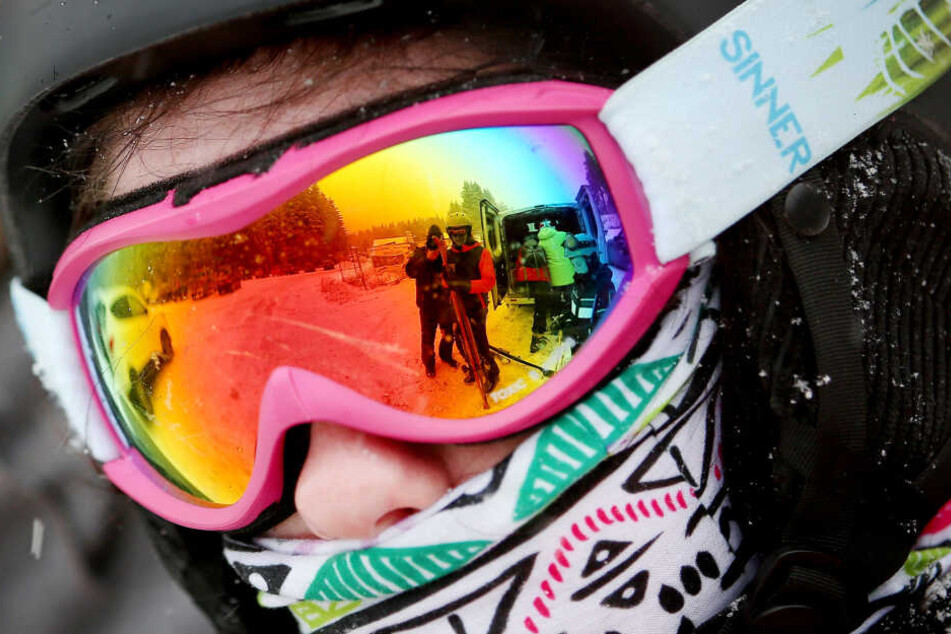 Winterberg: Mit einer bunten Skibrille steht in Winterberg ein Skifahrer an einem Lift. (Archivaufnahme)