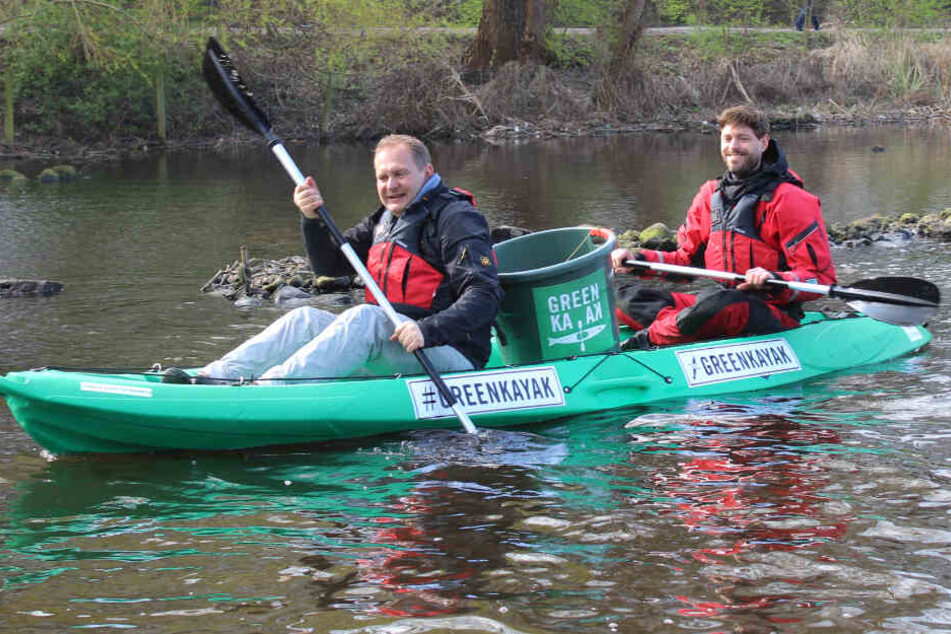 Umweltsenator Jens Kerstan (links) und Tobias Weber-Andersen, Gründer von Green Kayak, bei einer Testfahrt auf der Alster.