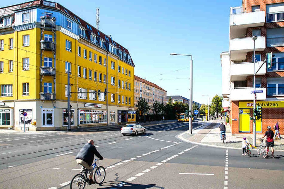 Der Fahrradweg an der Schandauer-/Ecke Bergmannstraße soll durch eine rote Markierung sicherer werden.