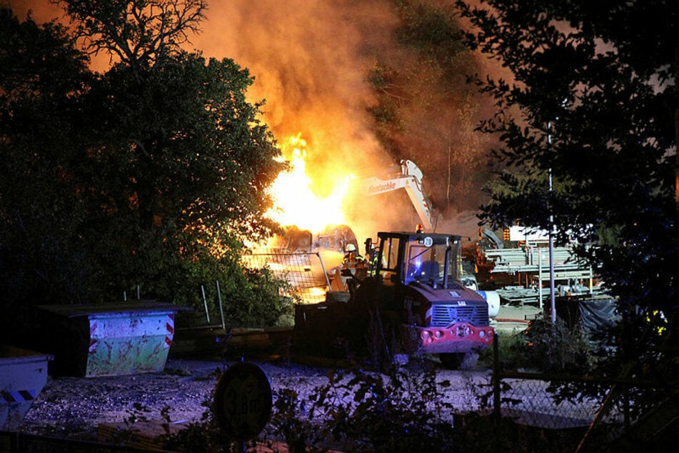 Der Bagger der Firma Hentschke Bau brennt lichterloh. Die Polizei geht von einem linksextremen Anschlag aus.