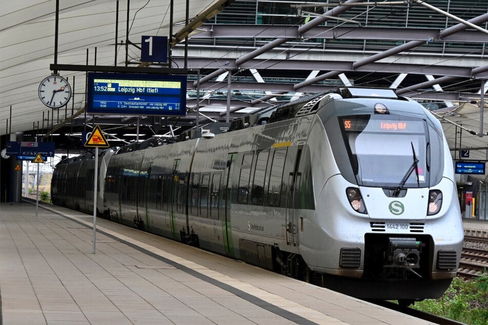 Die S5 fährt von Halle (Saale) über den Flughafen nach Leipzig.