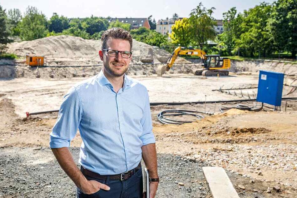 Projektleiter Eric Boucher (38) an der Baugrube an der Großenhainer Straße. "Im Herbst 2020 sollen die 13 Wohnungen fertig sein."