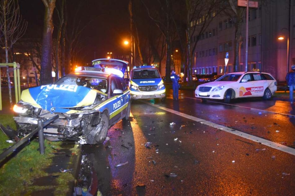 Der Unfall ereignete sich während einer Einsatzfahrt der Polizei in Köln.