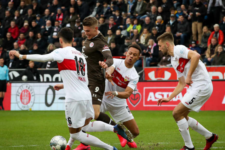 St. Paulis Viktor Gyökeres (2.v.l) und Stuttgarts Hamadi Al Ghaddioui (l-r), Roberto Massimo und Nathaniel Phillips kämpfen um den Ball.