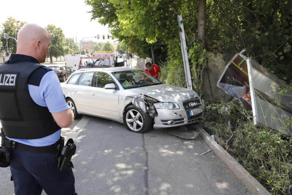 Auf dem Fußgängerweg befand sich zum Glück niemand.