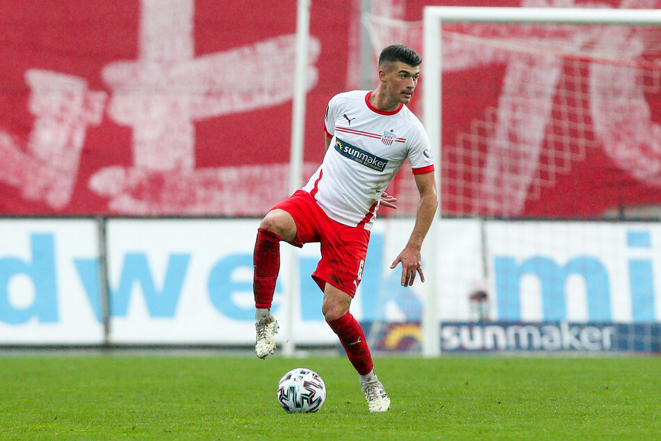 Eine echte Kante! Jozo Stanic räumt in der FSV-Defensive auf.