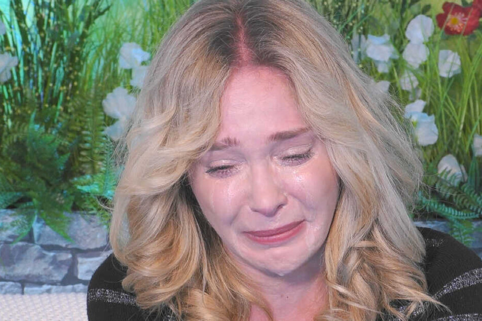 Theresia bricht im Promi-Big-Brother-Sprechzimmer wieder in Tränen aus.