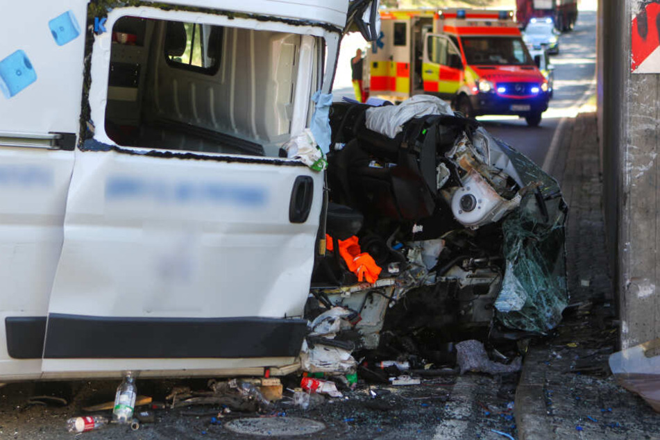 Der Kleintransporter wurde völlig zerstört und musste abgeschleppt werden.