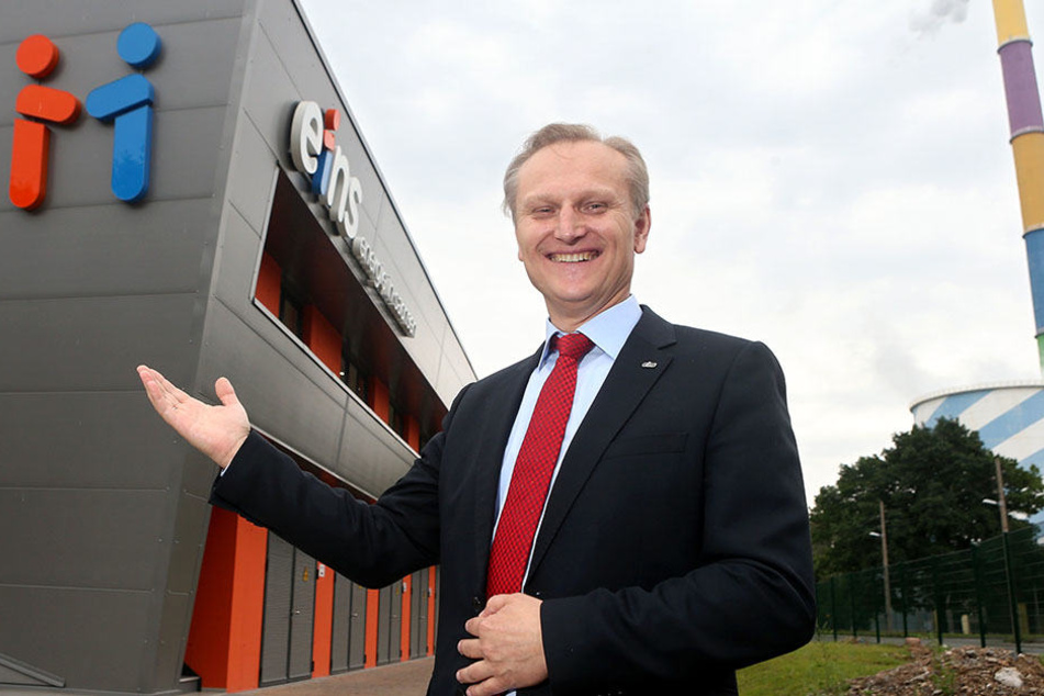 Eins-Energie-Chef Roland Warner (52) ) vor dem neuen Batteriespeicher mit einer Kapazität von 18 000 Autobatterien.