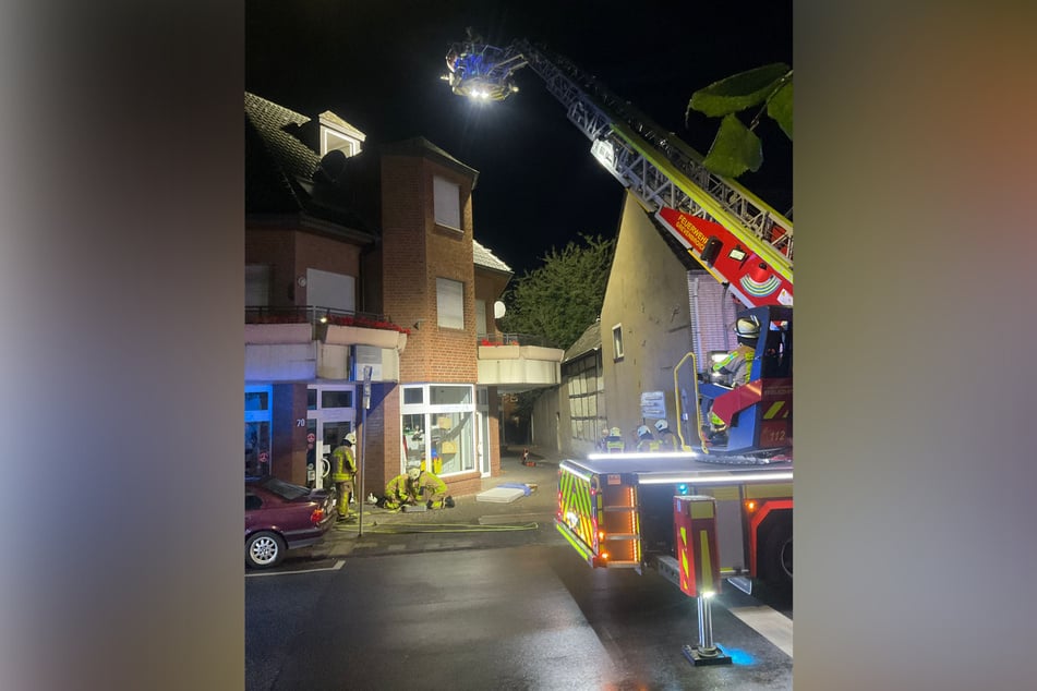 Rund 20 Kräfte waren am frühen Sonntagmorgen in Grevenbroich im Einsatz.