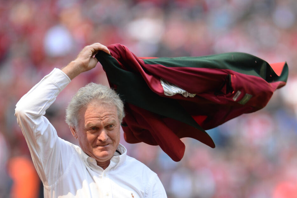 Ex-Torwart Sepp Maier von München schwenkt beim Betreten des Stadions seine Jacke.Ginge es nach ihm, würde Nübel nicht zu Bayern wechseln. (Archivbild)