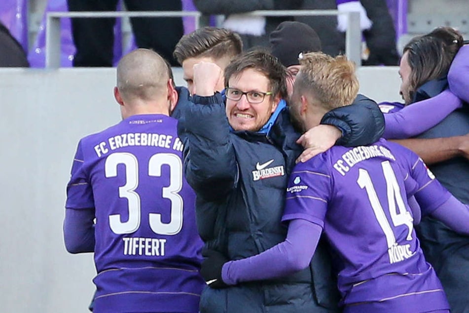 Auer Jubel nach dem Sieg gegen Kaiserslautern. Die Systemumstellung von Coach Hannes Drews (M.) während der Partie hat gefruchtet.