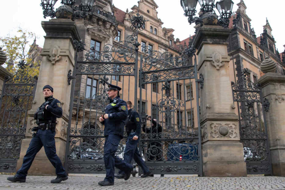 Polizisten vor dem Dresdner Residenzschloss, wo Ende November eingebrochen wurde.