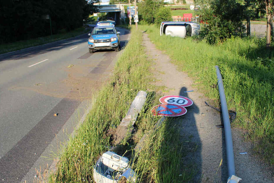Vor dem Überschlag fällte das Auto eine Laterne samt Verkehrsschild.