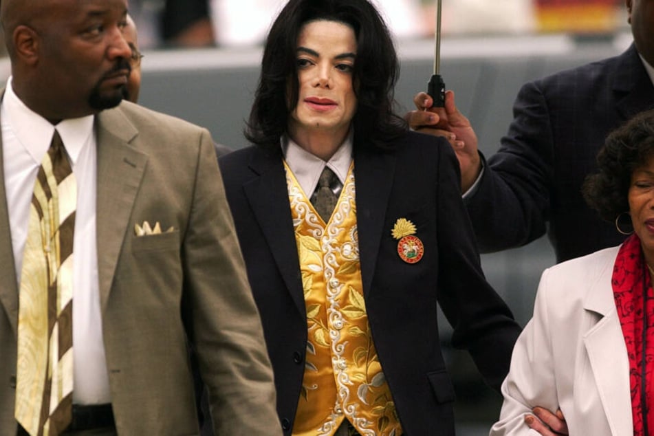 Michael Jackson (†50) stand bereits 1993 und 2005 (hier im Bild) aufgrund von Missbrauchsvorwürfen vor Gericht.