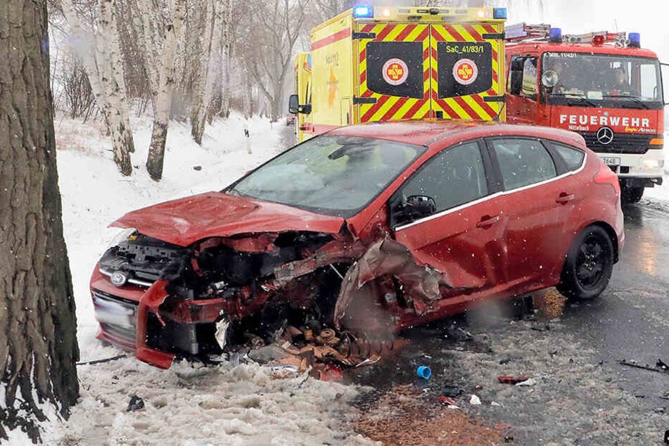 Bei dem Unfall wurden zwei Personen schwer verletzt.