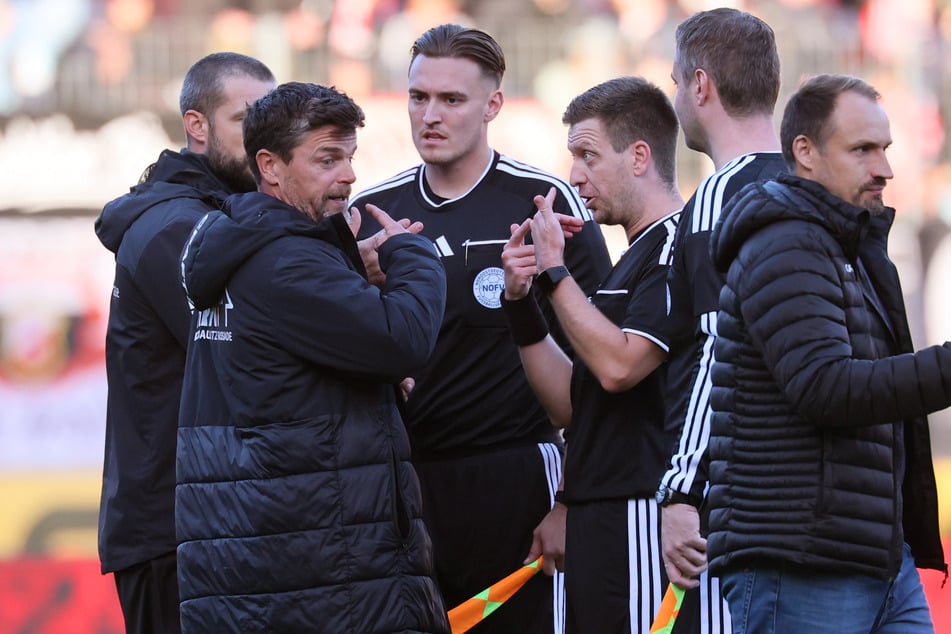 Lok Leipzigs Trainer Torsten Ziegner (48, l.) war nicht einverstanden mit den Entscheidungen von Schiedsrichter Chris Rauschenberg (34, 3.v.r.).