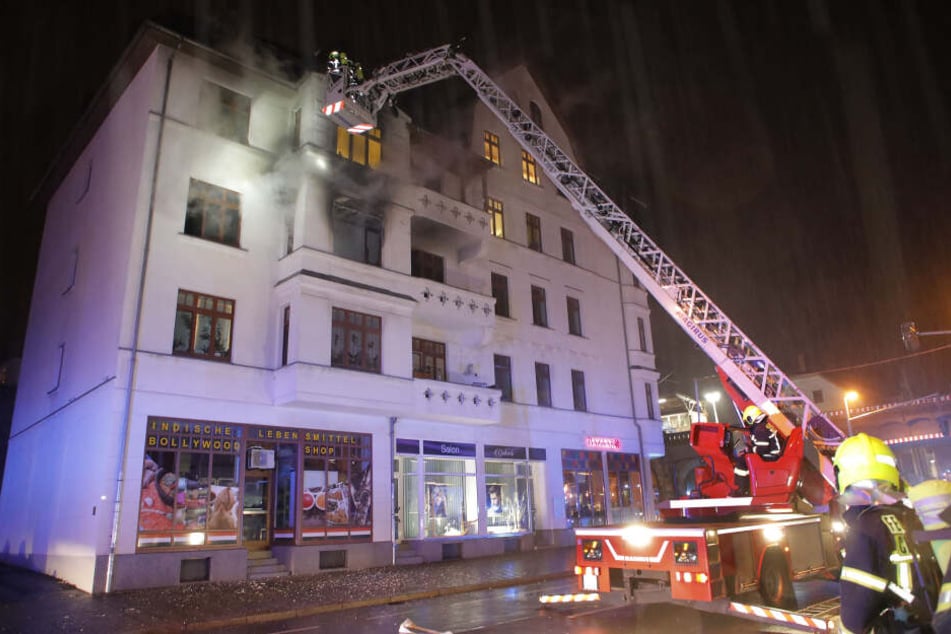 Im zweiten Obergeschoss eines Hauses in der Südbahnstraße war in der Nacht zu Sonntag ein Brand ausgebrochen.