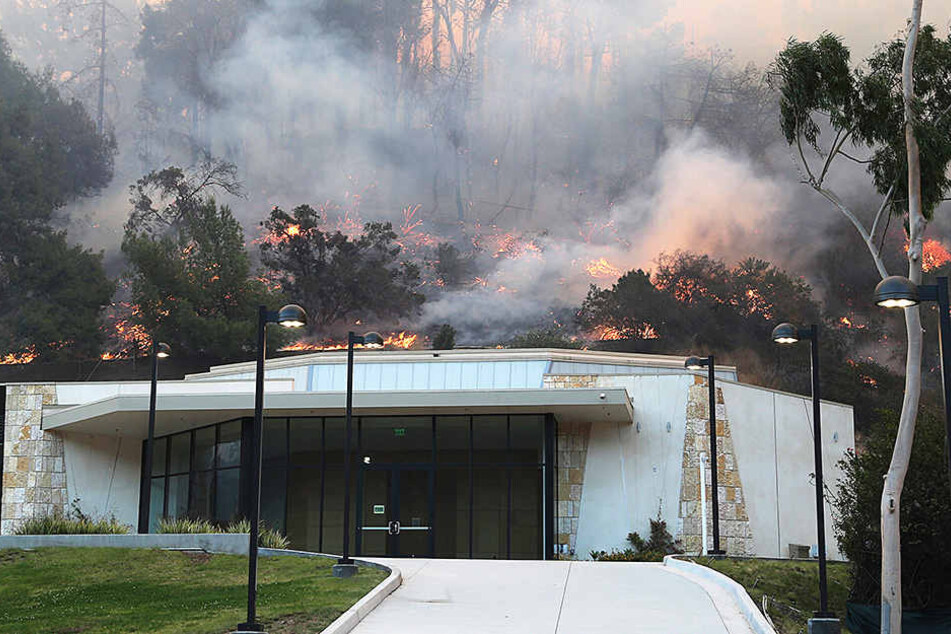 Flammen wüten in einem kalifornischen Wald und bedrohen auch eine in im Pormi-Viertel Bel Air gelegene Villa