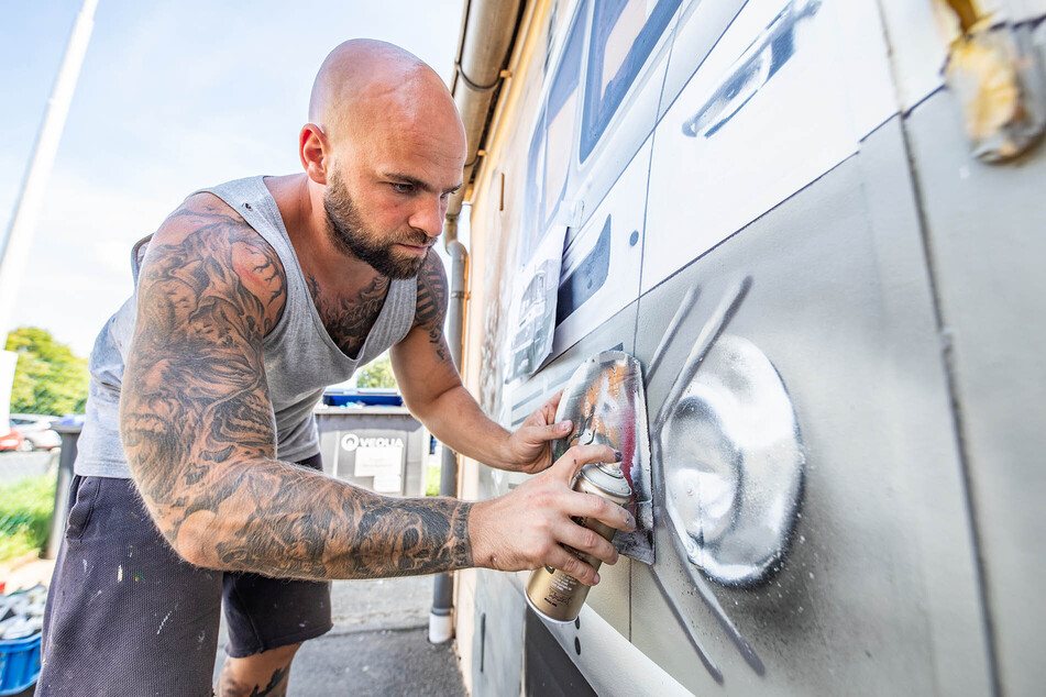 Graffitikünstler Christian Schenk (34) gestaltete die Garagen anlässlich der Jubiläen komplett neu. Mehr als 70 Arbeitsstunden stecken in dem Werk.