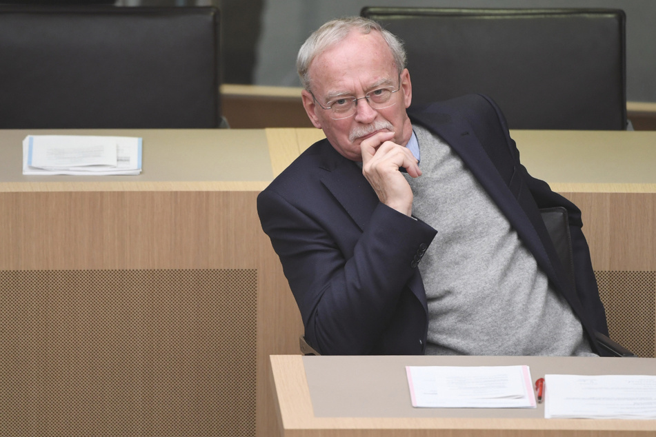Der Landtagsabgeordnete Klaus-Günther Voigtmann (75, AfD) stützt sich in Stuttgart während einer Landtagssitzung auf sein Kinn. (Archivbild)