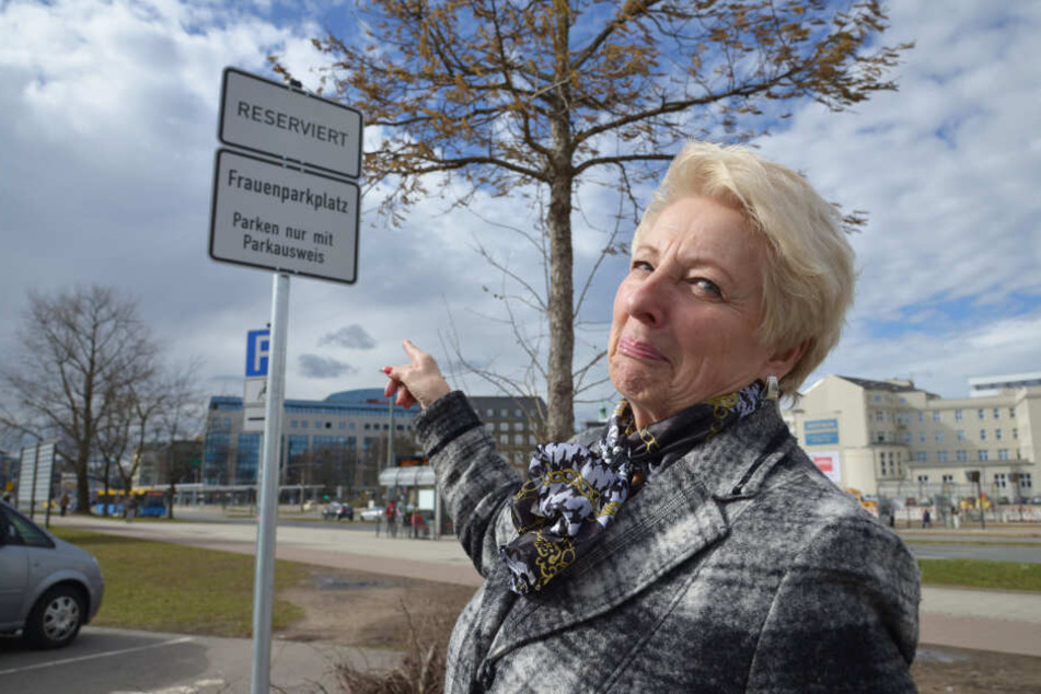 Frauenparkplätze an der Johanniskirche: Regina Heidel (69) versteht die Regelung nicht.
