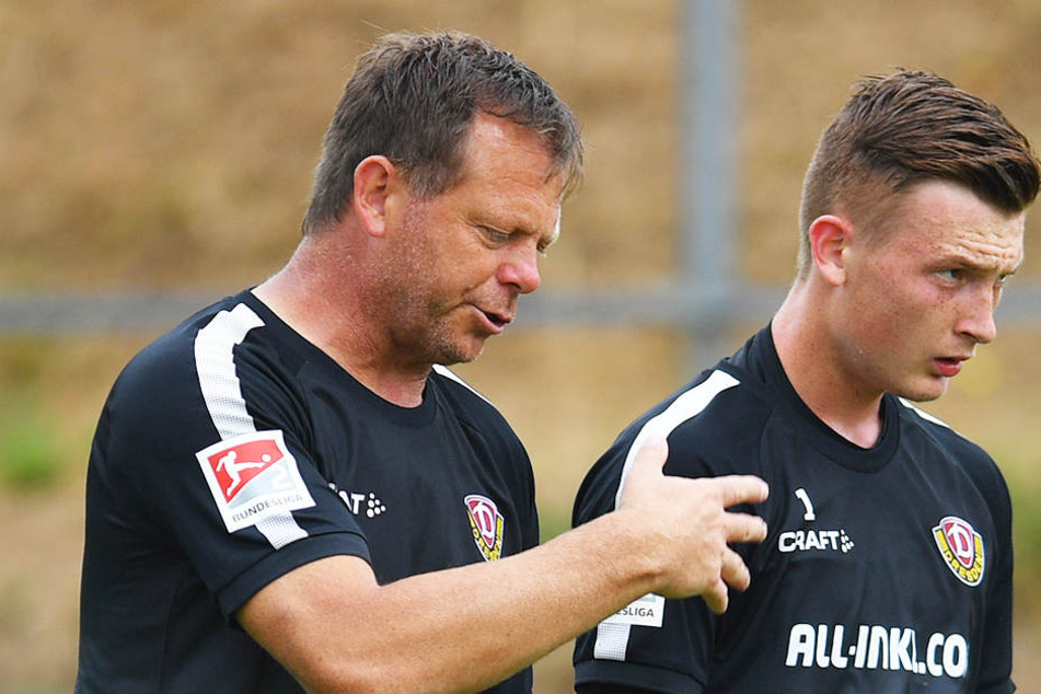 Brano Arsenovic im Gespräch mit Torwart Markus Schubert.
