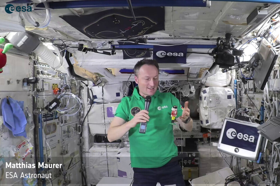 Matthias Maurer (52) mit Nussknacker Wilhelm auf der ISS. Der Astronaut ist inzwischen zurück, Wilhelm schwebt noch ein bisschen weiter "völlig schwerelos".