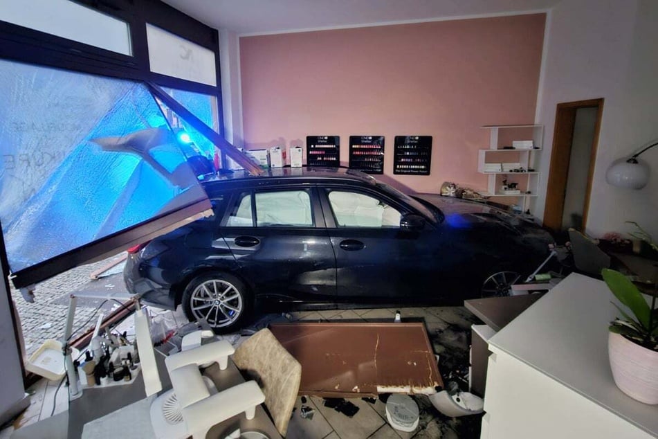 Nachdem ein BMW in das Nagelstudio Nailcare in Leipzig gekracht war, war der Unfall nun auch Thema im Leipziger Stadtrat.