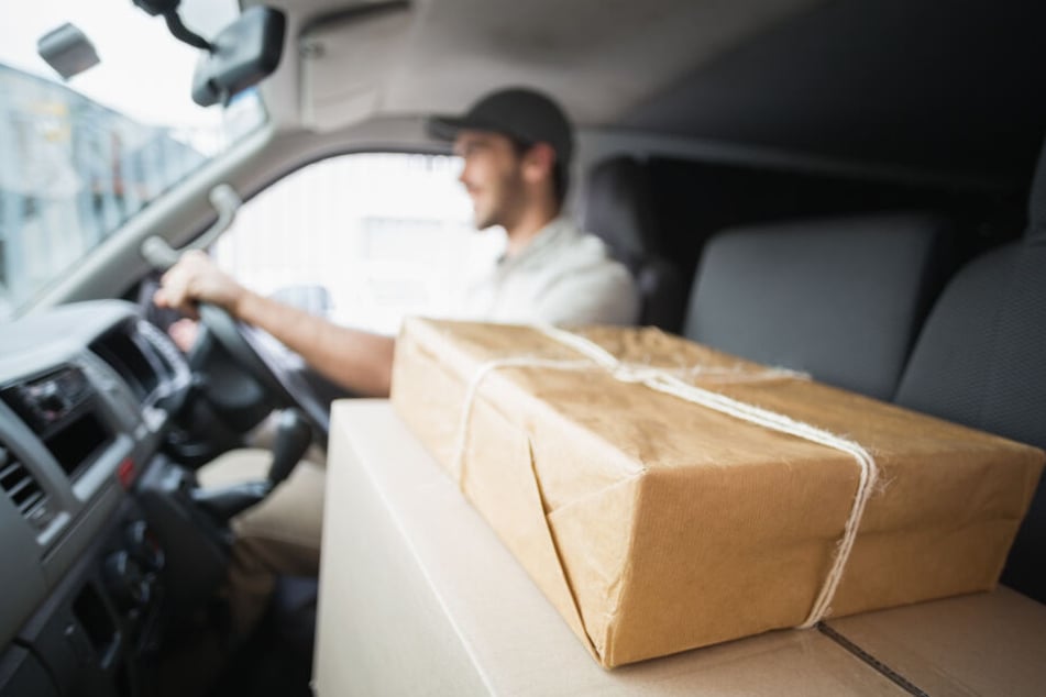 Zwei Paket-Zusteller packten die Geschenke in ihre eigene Tasche.