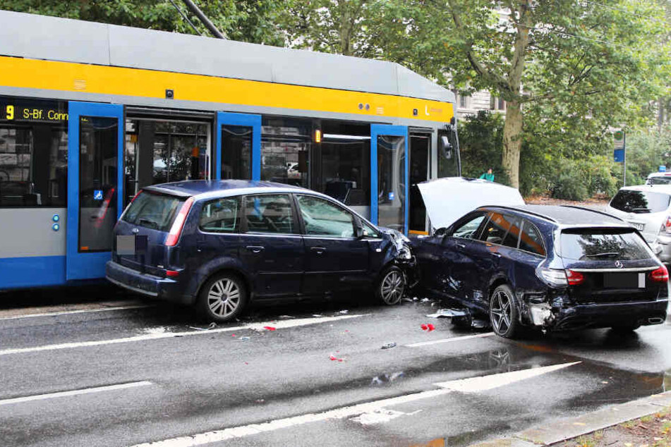 Zwei der Fahrzeuge wurden stark beschädigt.