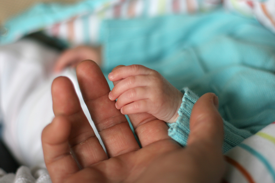 Als er das kleine Baby im Arm hält, beginnt der Schüler vor Freude an zu weinen. (Symbolbild)