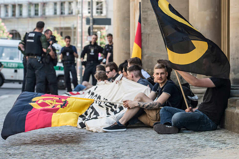 Anhänger der rechten "Identitären Bewegung" demonstrierten am 19.05. in Berlin vor dem Bundesjustizministerium.