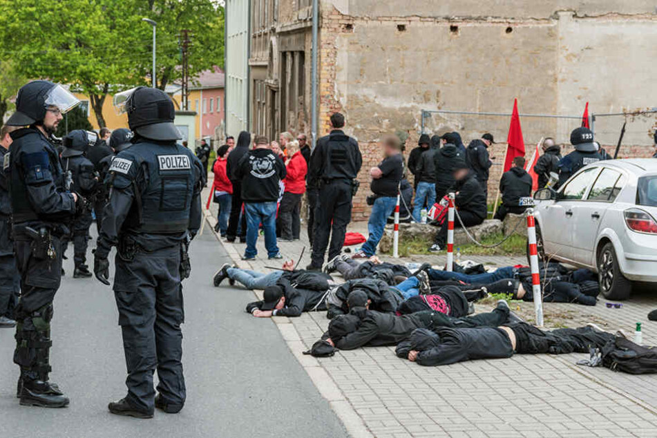 Bei der Demonstration ist es zu Zusammenstößen mit der Polizei gekommen. Die Polizei vermutet, dass es sich um Anhänger der rechten Szene handelt.