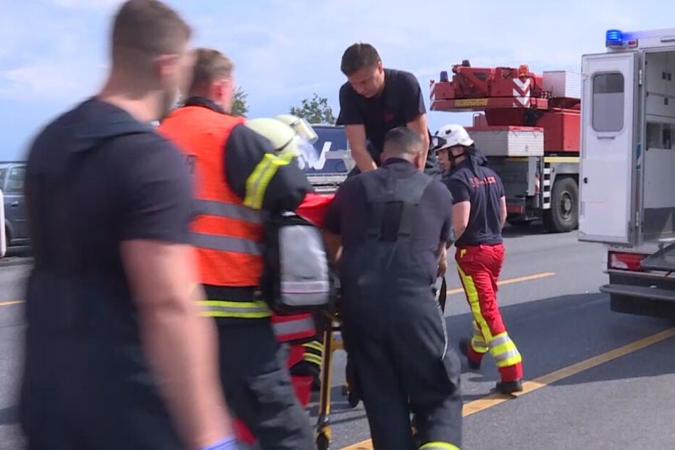 Rettungskräfte versuchten, den Lastwagenfahrer zu reanimieren.