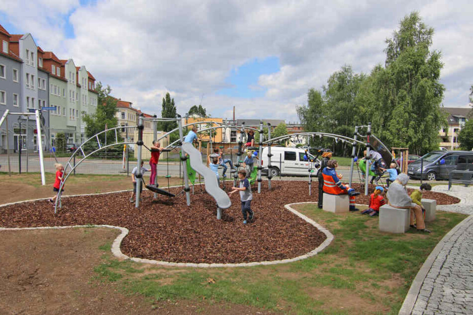 Der neue Spielplatz in der Bahnhofsvorstadt ist von Baubürgermeisterin Kathrin Köhler (40, CDU) feierlich eröffnet worden.