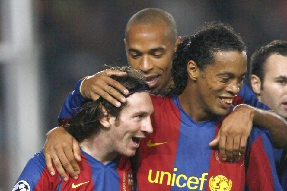 Superstar Ronaldinho (43, 3.v.l.) kickte beim FC Barcelona unter anderem an der Seite von Lionel Messi (36, l.) und Thierry Henry (46, 2.v.l.).