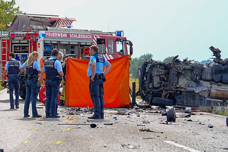 Frontalcrash mit Bus: Transporterfahrer (†29) tot, 15 Menschen teils schwer verletzt