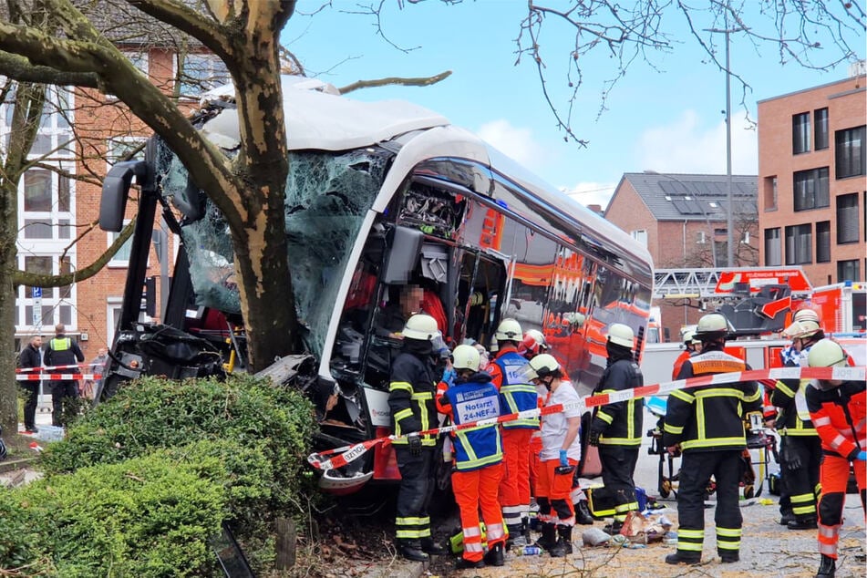 Der Busfahrer wurde durch den Aufprall in der Kabine eingeklemmt. Er ist aber ansprechbar.