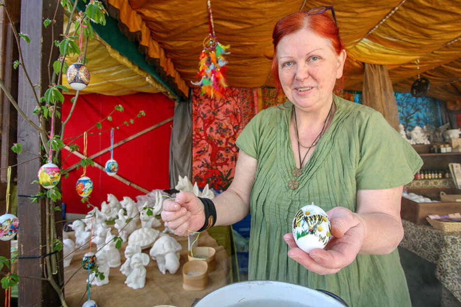 Osterei-Verzierung schnell gemacht: Astrid Saupe von der Hobbywerkstatt zeigt, wie es geht und gut aussieht.