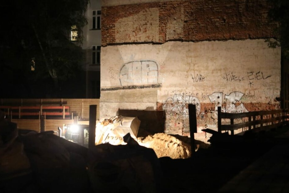 Noch am Abend wurden Sicherungsmaßnahmen am Giebel durchgeführt, um einen Einsturz zu verhindern.