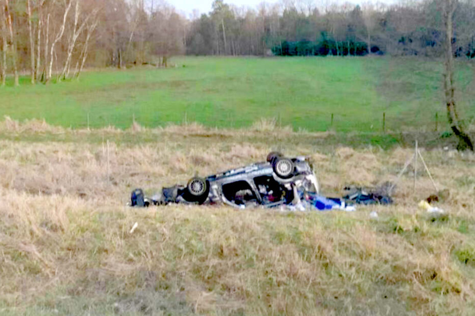 Ein BMW ist von der A2 abgekommen und hat sich überschlagen.