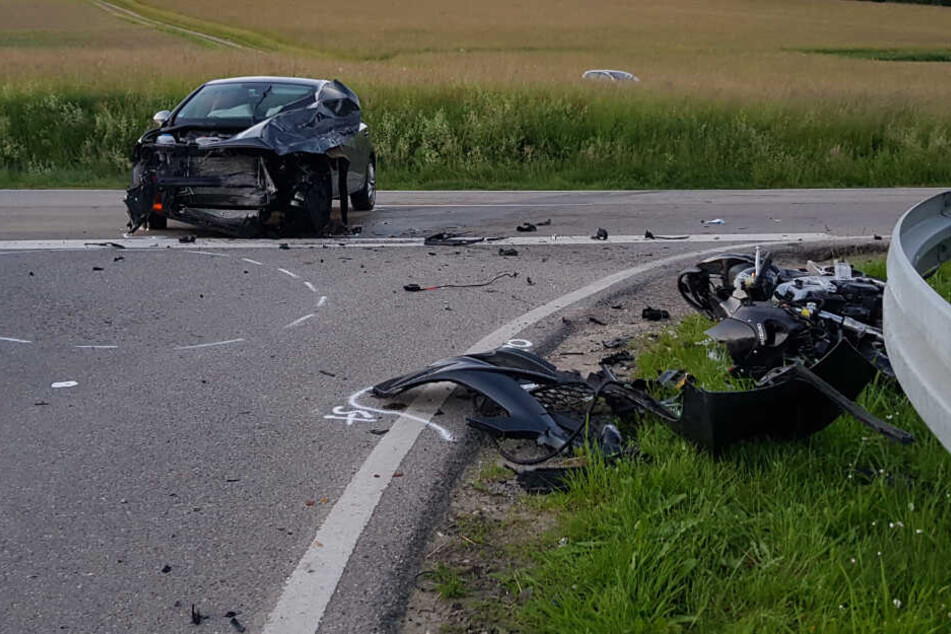 Beim Linksabbiegen übersah die Autofahrerin das entgegenkommende Motorrad.