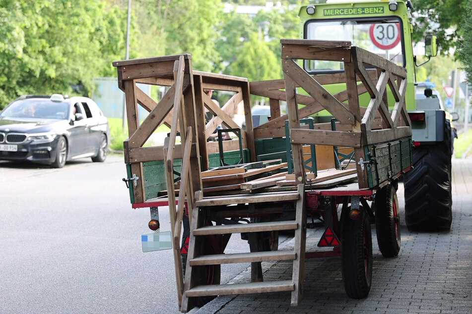 Traktor-Anhäger mit Feiernden kippt um: 20 Menschen verletzt