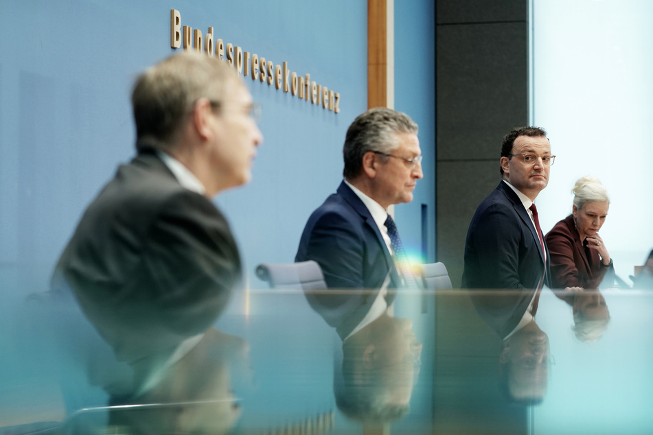 Jens Spahn (2.v.r., 40, CDU), Bundesminister für Gesundheit, Lothar H. Wieler (59, 2.v.l.), Präsident vom Robert Koch-Institut (RKI), und Klaus Chichutek (64, l), Präsident vom Paul-Ehrlich-Institut (PEI), sprechen bei einer Pressekonferenz zur aktuellen Lage der Corona-Pandemie.