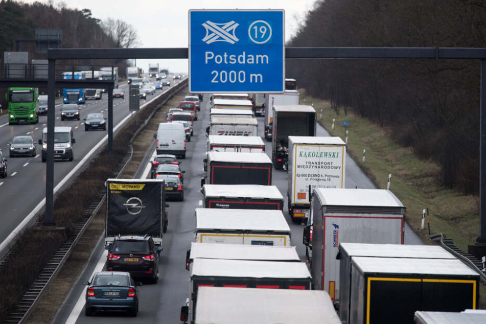 Damit die Blechlawine die Fahrbahn nicht vollends verstopft, solltet Ihr früh aufbrechen und Baustellen umfahren. (Symbolbild)