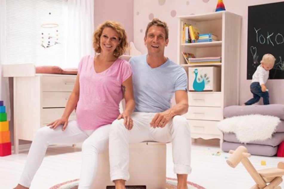 Janni (28) und Peer Kusmagk (44) sind Eltern von zwei Kindern.