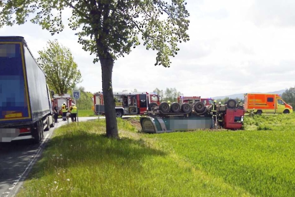 Der Sattelzug überschlug sich auf einem Acker.